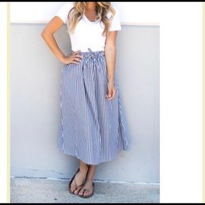 NWOT✨ Grey/white Mid rise, pin striped skirt!